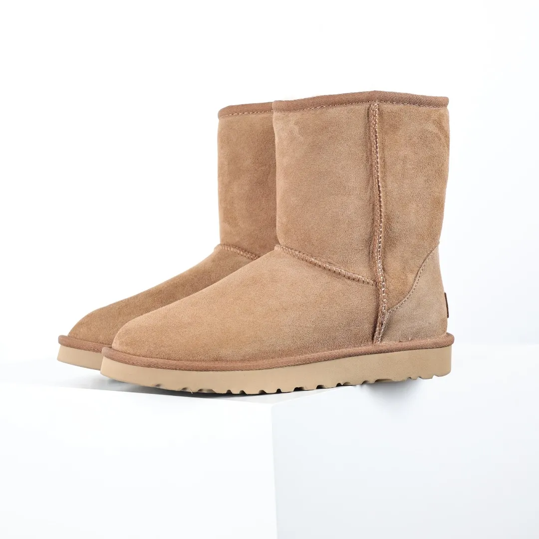 Pick up locally 💰600 Core recommended good price Cashmere insoles are a very suitable choice for keeping warm in winter and at home. In the new year, uug launched a series of styles, which are partially geared towards the preferences of young consumers and have also moved to the forefront of fashion trends. Shoe body material Water-repellent coated suede upper 17mm UGGPURE™ implanted wool insole Lightweight non-slip comfortable rubber outsole With brand LOGO Trademark Comes with a full set of packaging Size: 35 36 37 38 39 40